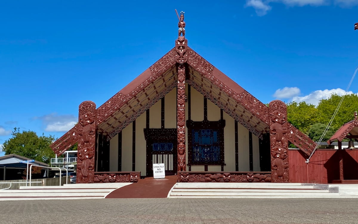Located at Ohinemutu, Tamatekapua’s whare nui is a magnificent example of Māori carving. Tamatekapua Marae