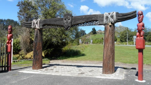 Carving at entrance to the Hemo Gorge Trail in Rotorua, NZ - since replaced.