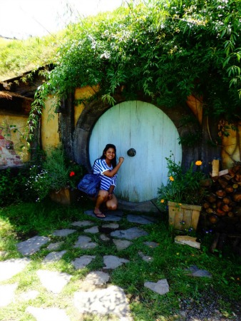 Hobbiton Tour - hobbit hole doorway