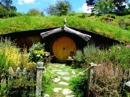 Hobbiton Tour - Hobbit hole on the movie set.