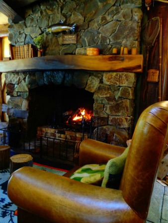 Hobbiton Tour - Loungue fire in The Green Dragon Inn