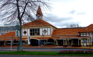 Rotorua airport services - bus takes you to the i-site